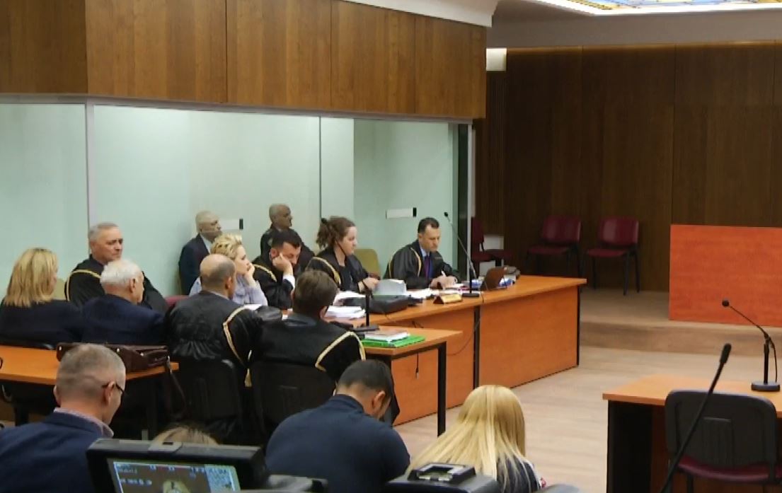 Avokati kërkon që Ilir Meta të nxirret nga kafazi i xhamit  Edhe Nexhmije Hoxha e Ramis Alia janë trajtuar me më shumë dinjitet