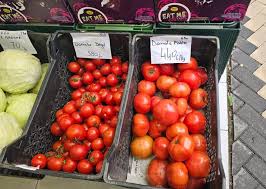 Çfarë po ndodh me tregun shqiptar? Kriza mbërrin deri te domatja, çmimi i kalon 400 lekë për kilogramë!