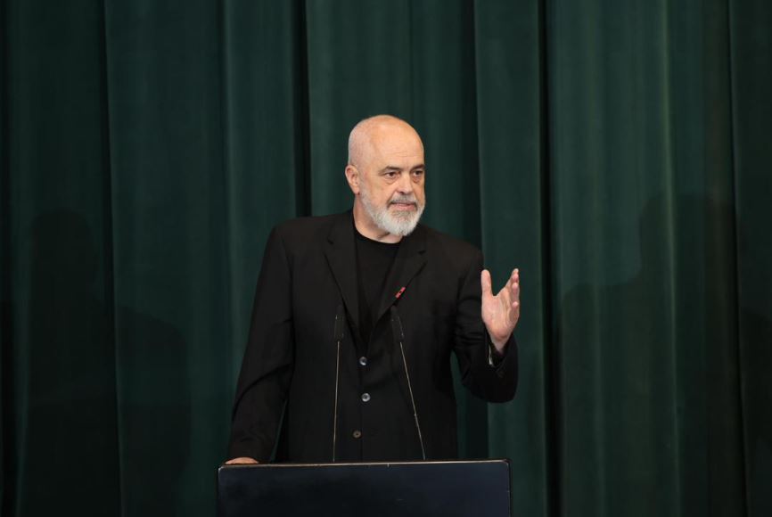 Ndërtimi i anijeve në Pashaliman  Rama  Shpresoj që luftërat të përfundojnë  jemi shumë të vegjël për të vendosur fatin e shahut të gjeopolitikës  por duhet të përshtatemi