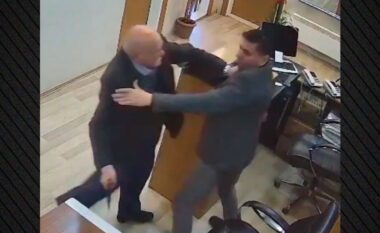 Çmendet i moshuari, hyn brenda ndërtesës qeveritare dhe sulmon me mjet prerës punonjësin (VIDEO)