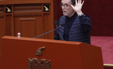 Erion Braçe denoncon në Kuvend, nxjerr SMS-të e blegtorëve: Kompania LUFRA po na shkatërron! S’na marrin qumështin! Pas ngritjes së shqetësimit po hakmerren!