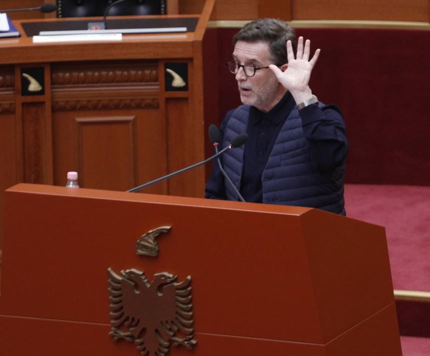 Erion Braçe denoncon në Kuvend  nxjerr SMS të e blegtorëve  Kompania LUFRA po na shkatërron  S na marrin qumështin  pas ngritjes së shqetësimit po hakmerren