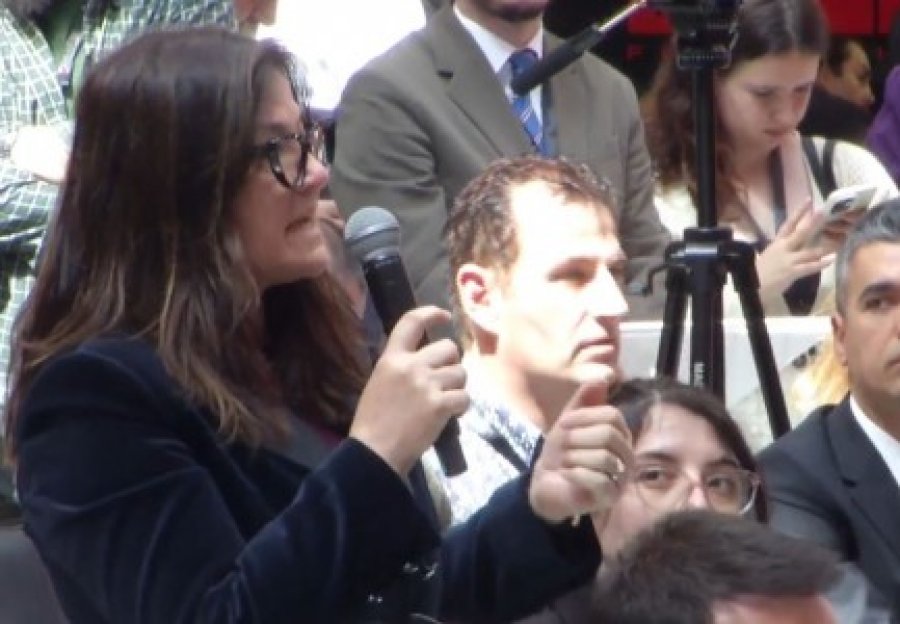 Samiti i Diasporës/ Juristja shqiptare ia plas në sy Ballës: Jeni larg realitetit, i keni mbyllur dyert Shqipërisë (VIDEO)