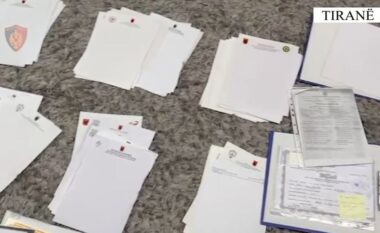 VIDEO/ Zbulohet “laboratori” i diplomave false në Tiranë, arrestohet 51-vjeçari, qindra dokumente të falsifikuara universitare dhe licenca profesionale (EMRI)