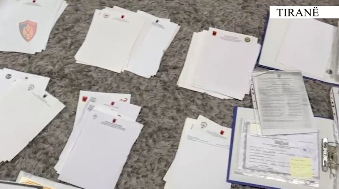 VIDEO/ Zbulohet “laboratori” i diplomave false në Tiranë, arrestohet 51-vjeçari, qindra dokumente të falsifikuara universitare dhe licenca profesionale (EMRI)