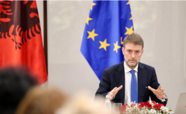 “Po ata idiotët shqiptarë atje çfarë thonë?”, Ministri Hoxha pyetet për SMS që iu publikua: Keni ngelur në javën e kaluar, gjërat kanë evoluar!