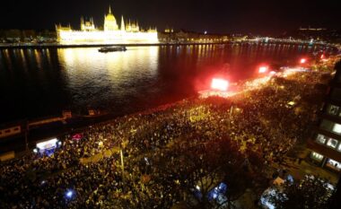 Hungarezët festojnë fundin e epokës së Viktor Orban! Mbështetësit e Peter Magyar ‘pushtojnë’ rrugët e Budapestit (FOTO+VIDEO)