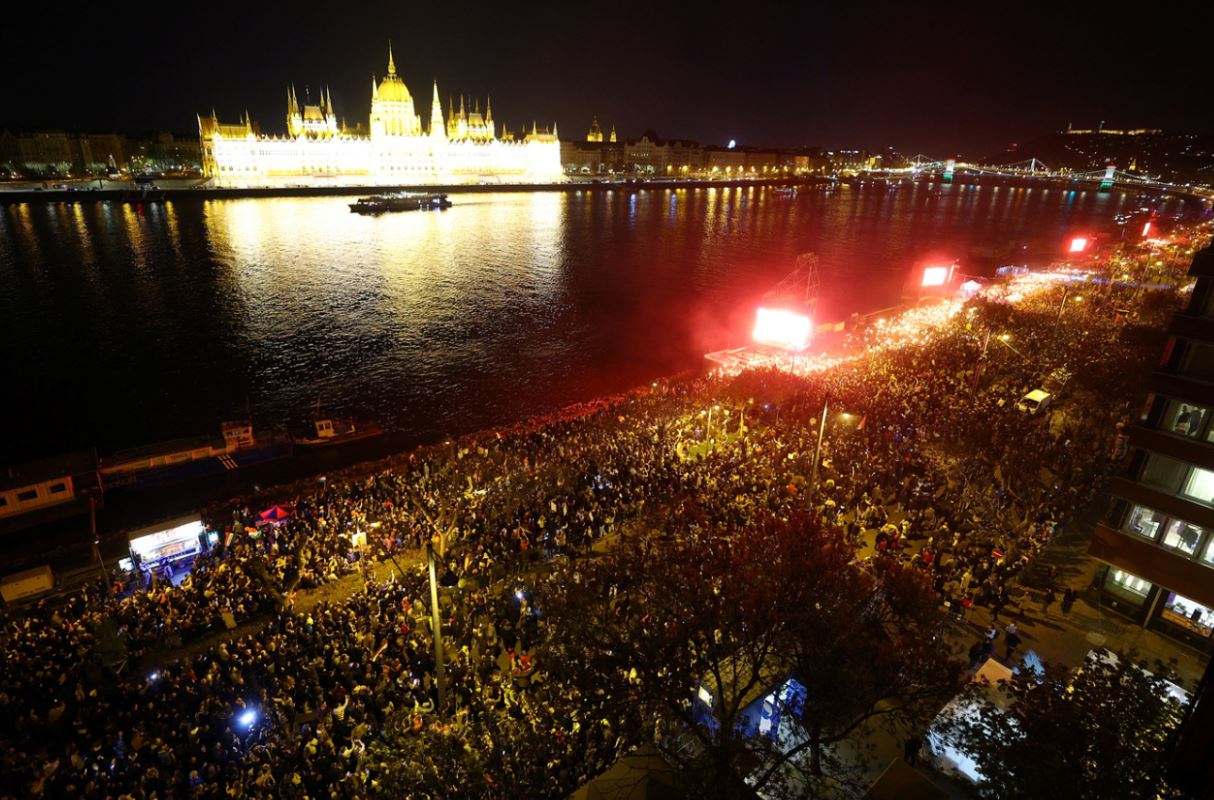 Hungarezët festojnë fundin e epokës së Viktor Orban  Mbështetësit e Peter Magyar  pushtojnë  rrugët e Budapestit  FOTO VIDEO 