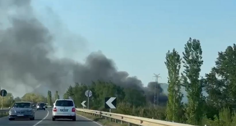 Digjen gomat në brigjet e lumit Mat  era favorizoi përhapjen e flakëve  rëndohet situata e ndotjes së ajrit