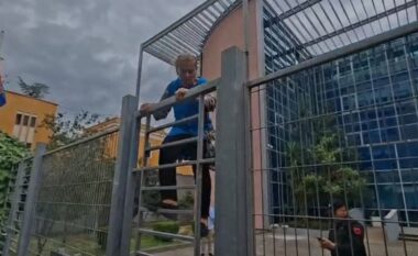 VIDEO/ Qytetarja e revoltuar hipën në majë të kangjellave dhe “çan” rrethimin te SPAK-u, kërkon qeveri teknike: Majlinda Cara më vodhi pronat