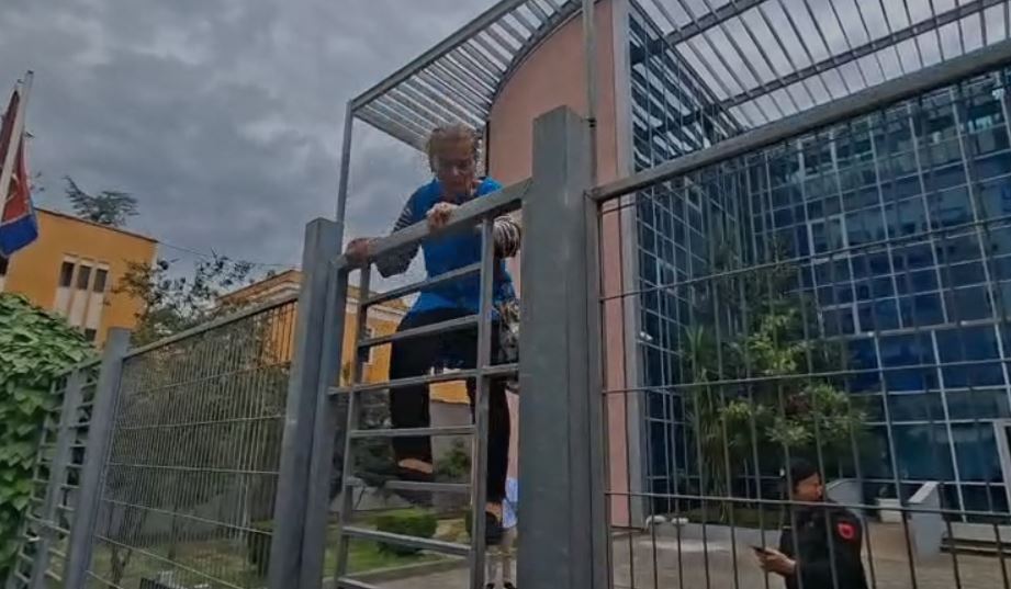 VIDEO/ Çfarë po ndodh, qytetarja e revoltuar hipën në majë të kangjellave dhe hyn në SPAK: Ku është kryeprokurori?