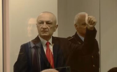 Ilir Meta u shfaq në kafaz xhami për herë të parë që pas arrestimit/ Berisha: Trajtim çnjerëzor, ndaj tij është ushtruar dhunë fizike dhe psikologjike, hakmarrje primitive me urdhër të Ramës