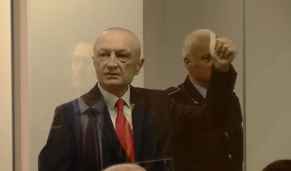 Ilir Meta u shfaq në kafaz xhami për herë të parë që pas arrestimit/ Berisha: Trajtim çnjerëzor, ndaj tij është ushtruar dhunë fizike dhe psikologjike, hakmarrje primitive me urdhër të Ramës