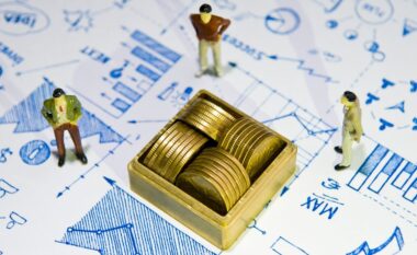 Edhe kapitali po “emigron”, investimet shqiptare jashtë vendit arritën rekord të ri në 2025