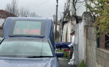 EMRI/ Trupi i të moshuarit gjendet i pajetë brenda banesës, ka plagë në trup! Dyshohet se…