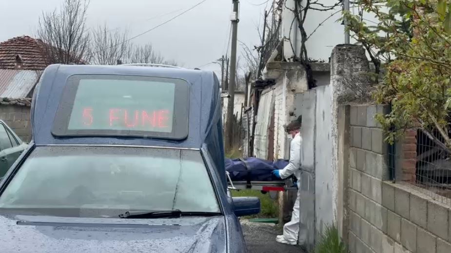 EMRI  Trupi i të moshuarit gjendet i pajetë brenda banesës në Korçë  ka plagë në trup  dyshohet se 