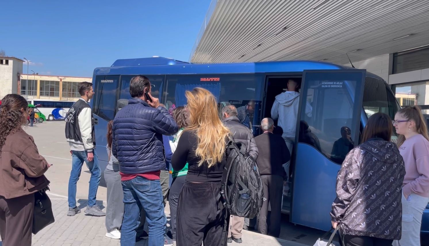 Luhatjet e çmimit të naftës  rritet bileta për transportin publik Korçë Tiranë  qytetarët  Situata po bëhet gjithnjë e më e vështirë