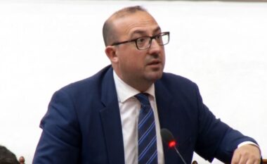 Deputeti Saimir Korreshi ironizon ministren e Shëndetësisë: Gratë po lindin shkallëve se në maternitet s’ka ashensor, nuk hyhet në Europë kur në pediatri burrë e grua e bëjnë me radhë…