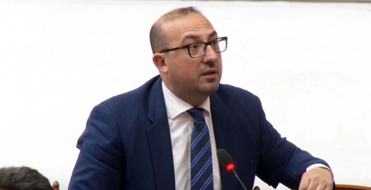 Deputeti Saimir Korreshi ironizon ministren e Shëndetësisë: Gratë po lindin shkallëve se në maternitet s’ka ashensor, nuk hyhet në Europë kur në pediatri burrë e grua e bëjnë me radhë…