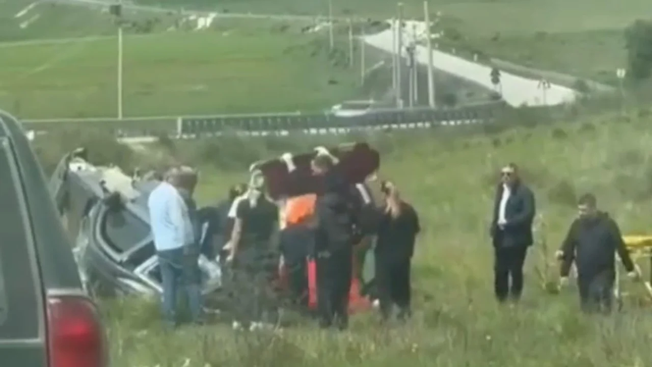 Aksident i rëndë në Gjorm të Vlorës  Makina del nga rruga  3 të plagosur  mes tyre fëmijë  VIDEO 