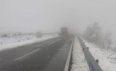 Stuhi dhe reshje dëbore, moti i keq godet Kukësin/ Zbardhet malësia, si paraqitet situata në “Rrugën e Kombit” (VIDEO)