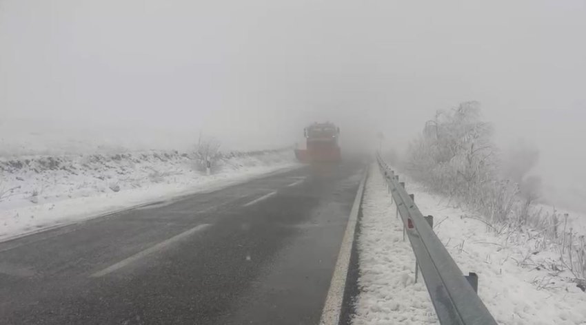 Stuhi dhe reshje dëbore, moti i keq godet Kukësin/ Zbardhet malësia, si paraqitet situata në “Rrugën e Kombit” (VIDEO)