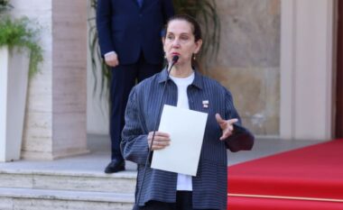 Programi “Pas Shkolle”/ Ministrja Mirela Kumbaro: Dyfishohet pagesa e shpërblimit dhe zgjerohet lista e mësuesve që mund të kontribuojnë