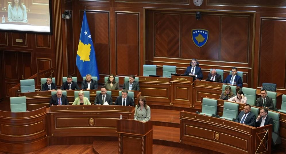 Zgjedhja e presidentit të Kosovës  opozita bojkoton seancën  në sallë vetëm LVV ja  Kryeparlamentarja  Mungesa e tyre e shtyn vendin drejt një krize të panevojshme