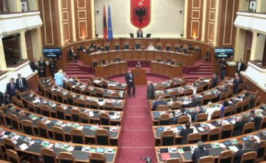 Peleshi nuk e heq masën e përjashtimit ndaj Luçiano Boçit, PD dhe PL braktisin seancën dhe largohen nga salla! Çfarë ndodhi në Kuvend