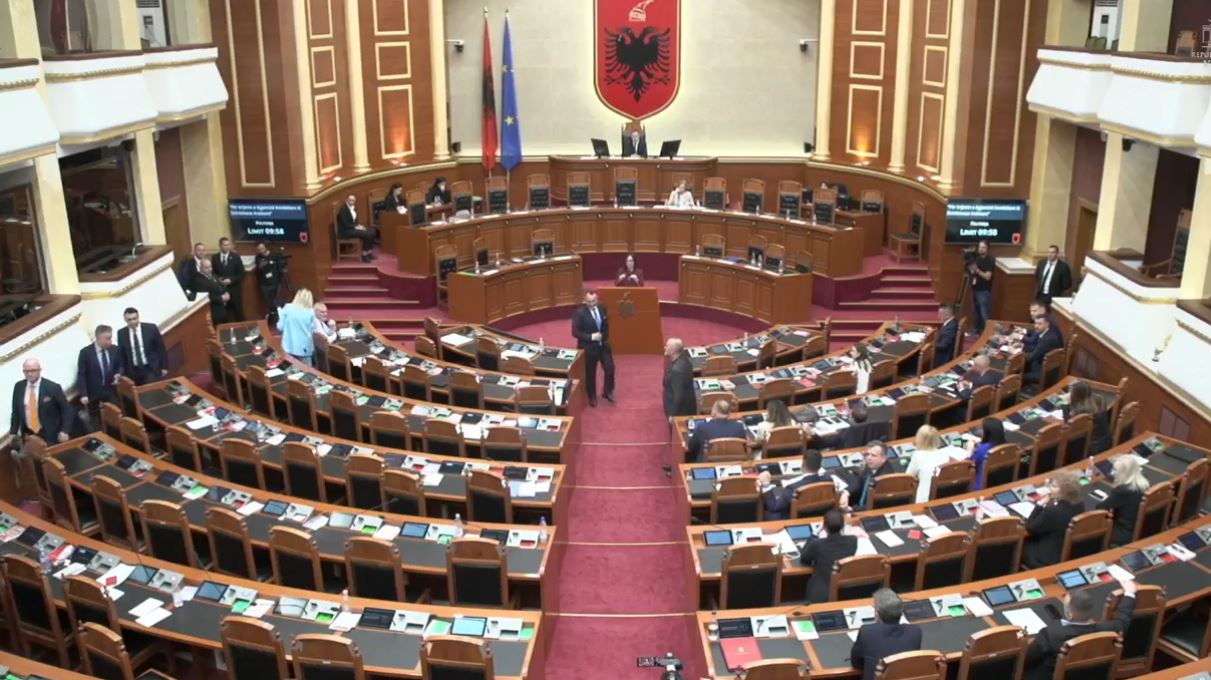 Peleshi nuk e heq masën e përjashtimit ndaj Luçiano Boçit, PD dhe PL braktisin seancën dhe largohen nga salla! Çfarë ndodhi në Kuvend