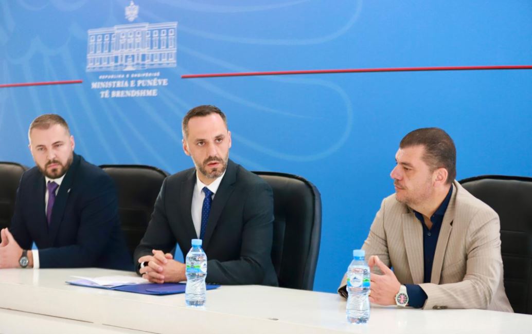 Kush cenon besimin e qytetarëve s ka vend në radhët e uniformave blu  Ministri i Brendshëm prezanton kreun e ri të AMP  Vetëpastrimi i Policisë së Shtetit është i panegociueshëm