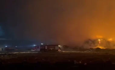 Prej mbrëmjes së djeshme vijon zjarri në landfillin e Bushatit, flakët janë përhapur në një sipërfaqe të konsiderueshme
