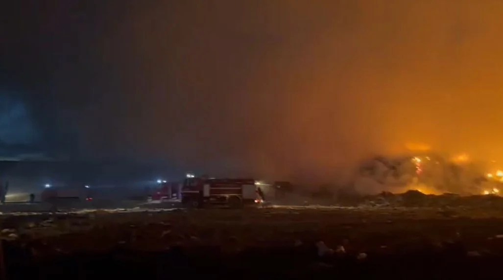 Prej mbrëmjes së djeshme vijon zjarri në landfillin e Bushatit  flakët janë përhapur në një sipërfaqe të konsiderueshme