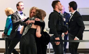 Publikohen pamjet/ Momenti kur autori i sulmit në darkën me gazetarët ku ndodhej Donald Trump “çan” sigurinë dhe futet me shpejtësi në sallë