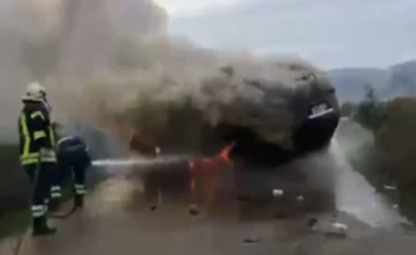 Momente paniku për tre të rinj në Devoll, makina del nga rruga dhe përfshihet nga flakët (VIDEO))