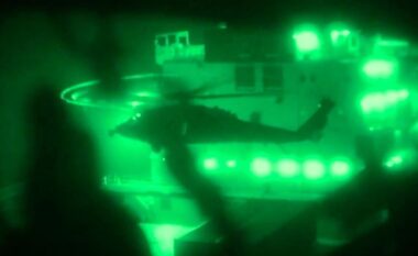Forcat amerikane publikojnë pamjet nga operacioni për ndalimin dhe marrjen nën kontroll të anijes me flamur iranian, tentoi të thyejë bllokadën (VIDEO)