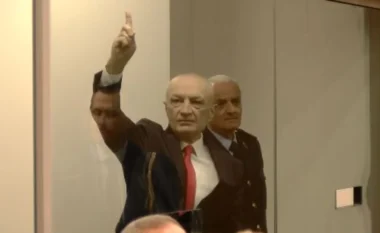 VIDEOLAJM/ Nga simboli i shqiponjës pas kafazit të xhamit, Meta shfaqet me look ndryshe