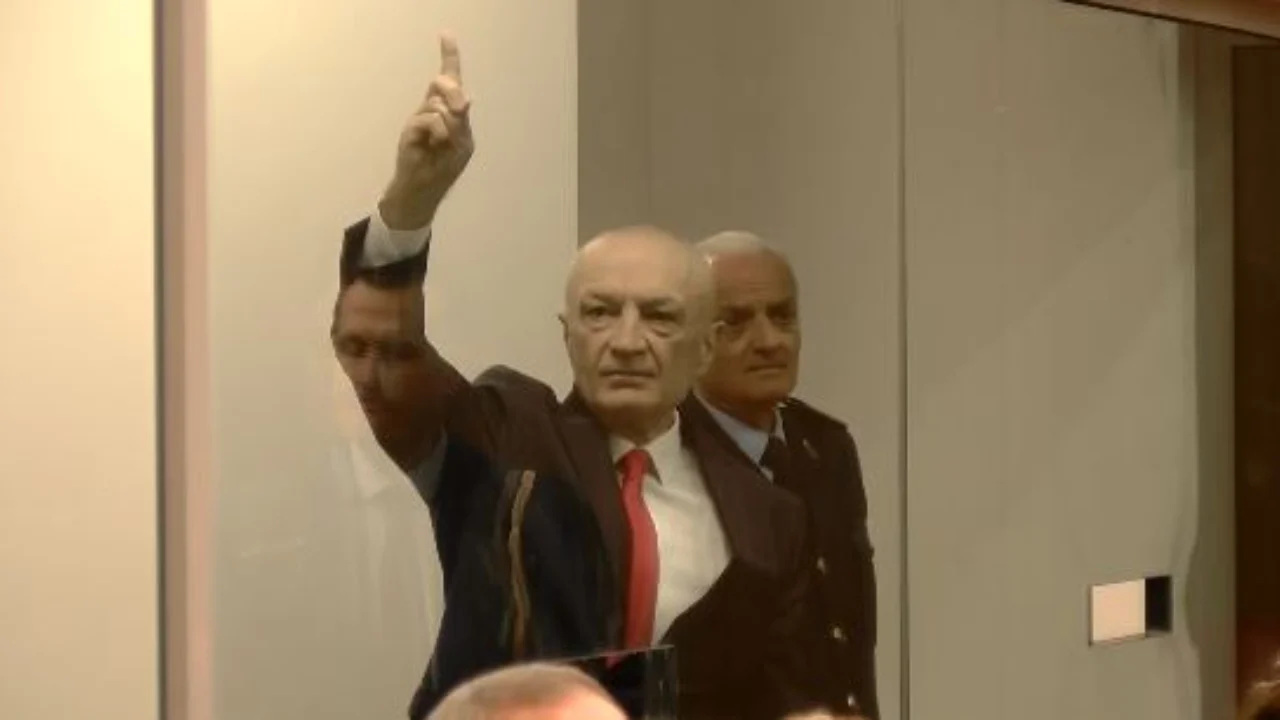 Ish-presidenti Ilir Meta flet pas kafazit të xhamit (VIDEO)