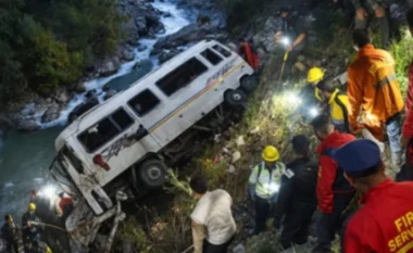 Aksident tragjik/ Autobusi bie në greminë, 4 persona humbin jetën, plagosen 18 të tjerë