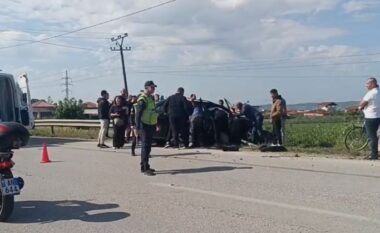 Aksident i rëndë në Lushnje/ Përplasen 3 makina, njëri prej tyre ngec në barrierën anësore, drejtuesi mbetet brenda mjetit (VIDEO)
