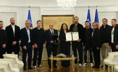 Paraqitja dinjitoze e Kosovës, presidentja Vjosa Osmani dekoron futbollistët