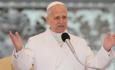 Mesazhi i Papës për Pashkën: Kush mban armë, t’i lërë ato! Paqja të arrihet përmes dialogut