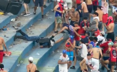 Përleshje e dhunshme mes tifozerive dhe policisë në derbin e Paraguajit/ Efektivi tërhiqet zvarrë dhe shkelmohet, dhjetëra të plagosur (VIDEO)