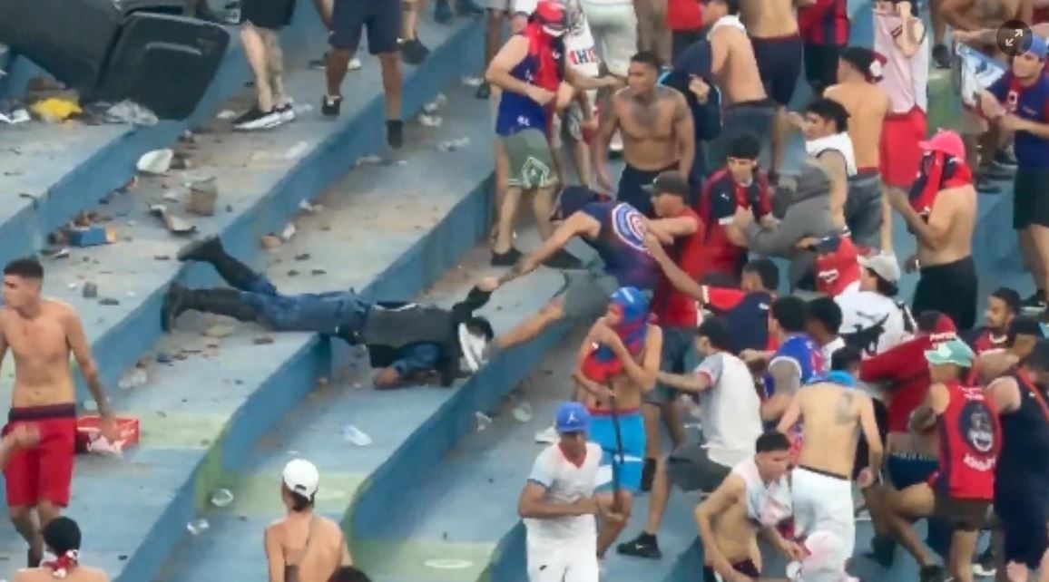 Përleshje e dhunshme mes tifozerive dhe policisë në derbin e Paraguajit  Efektivi tërhiqet zvarrë dhe shkelmohet  dhjetëra të plagosur  VIDEO 