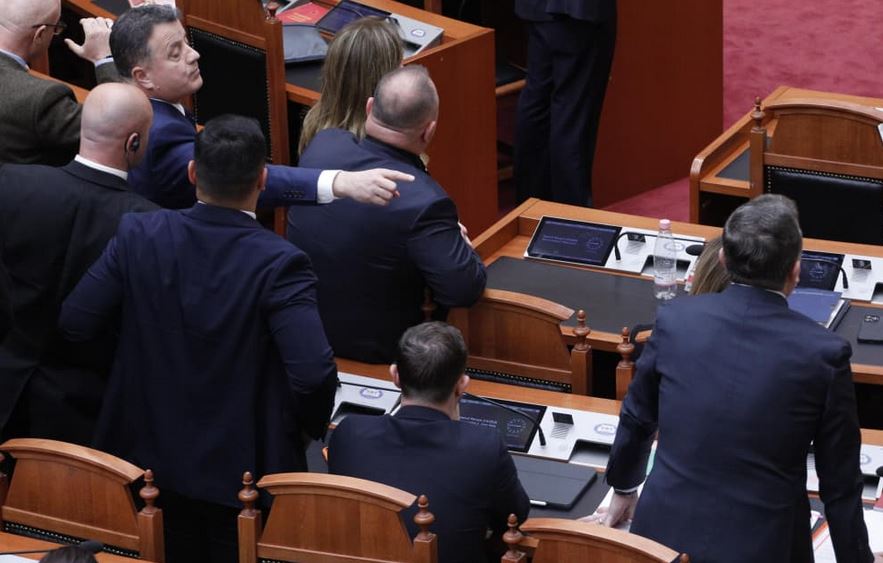 Përplasjet në Parlament  PD kërkon përjashtimin për 60 ditë të Taulant Ballës  Ka fyer dhe kërcënuar deputetet