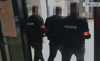 Shisnin fenelina dhe pajisje policie, dy të arrestuar në Tiranë (EMRAT)