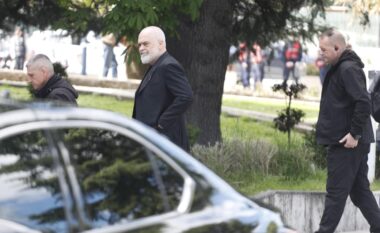 Rama mbledh kryebashkiakët socialistë, incidenti me kreun e Bashkisë Pukë. Nuk u lejua të futet në takim sepse…