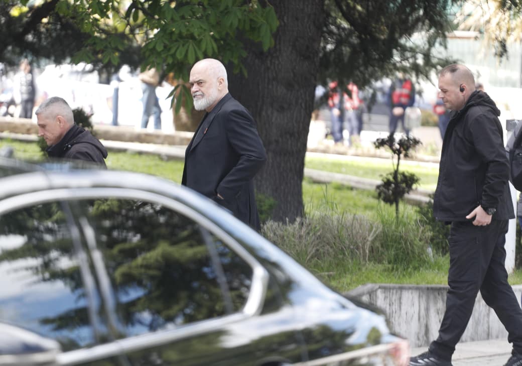 Rama mbledh kryebashkiakët socialistë  incidenti me kreun e Bashkisë Pukë  nuk u lejua të futet në takim sepse 