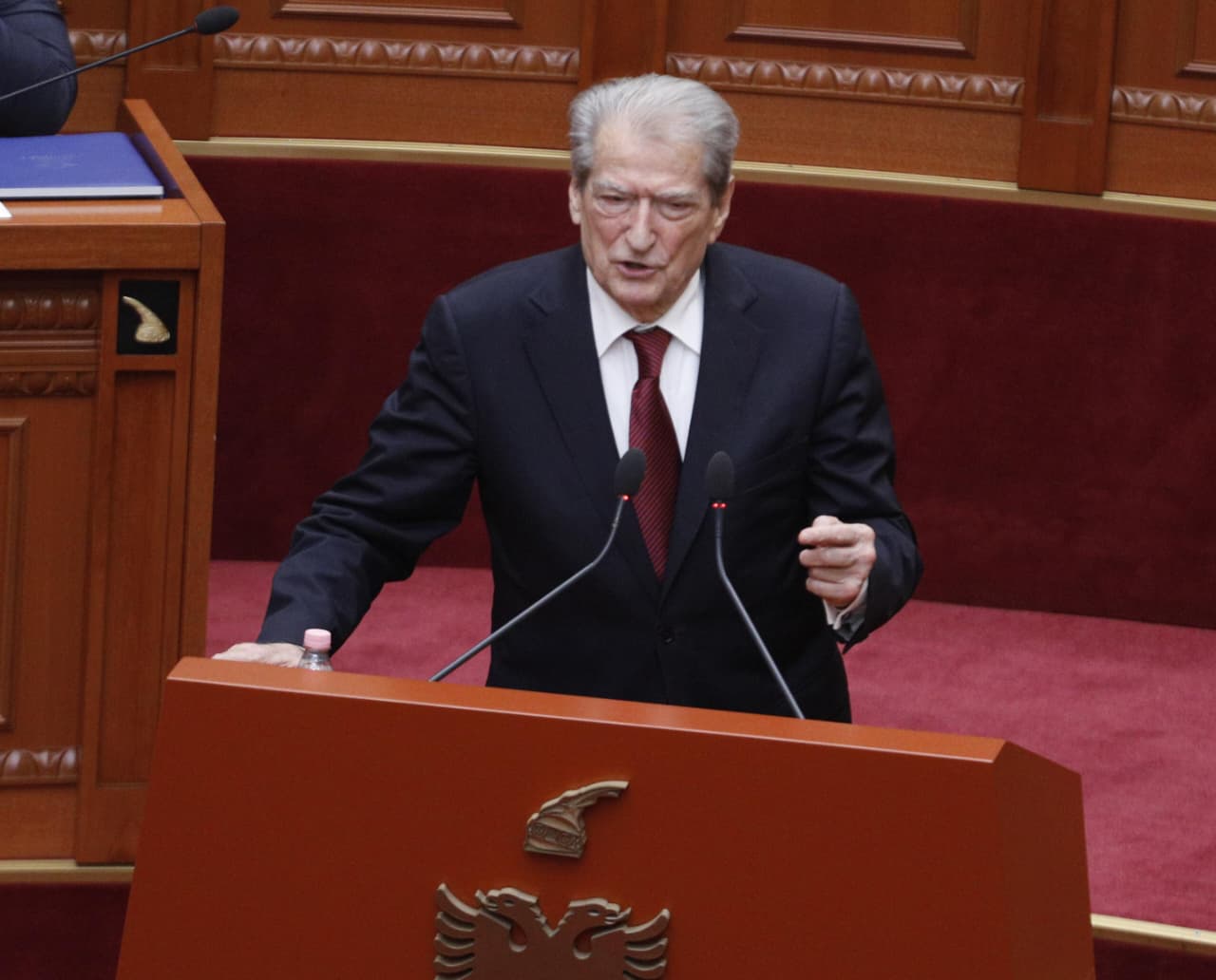 Berisha  Balluku  noterja e vjedhjeve të Ramës është sot me mandat  GJK ka vendosur dy herë për heqjen e imunitetit të Olta Xhaçkës  por ajo s preket se është e familjes