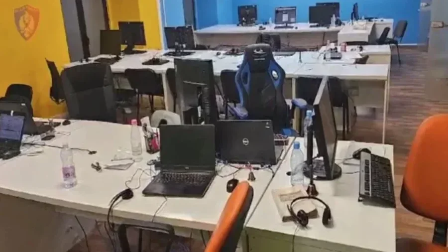 Operacioni i SPAK ndaj Call Centerave/ Shpallen në kërkim pronarët, kontrolle edhe në banesën e efektivit të shoqëruar